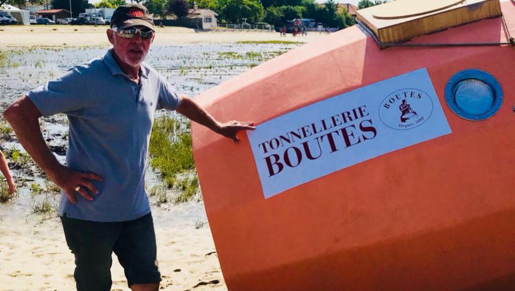 Jean Jacques Savin posa junto al barril en el que pasará los próximos tres meses.